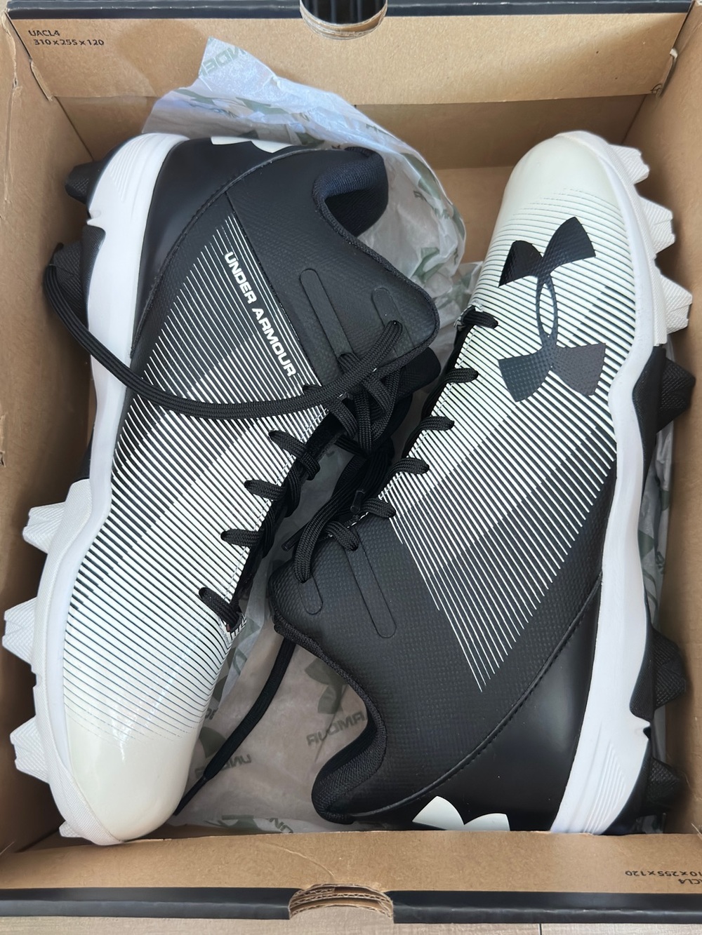 Under Armour Leadoff Mid RM baseball cleats